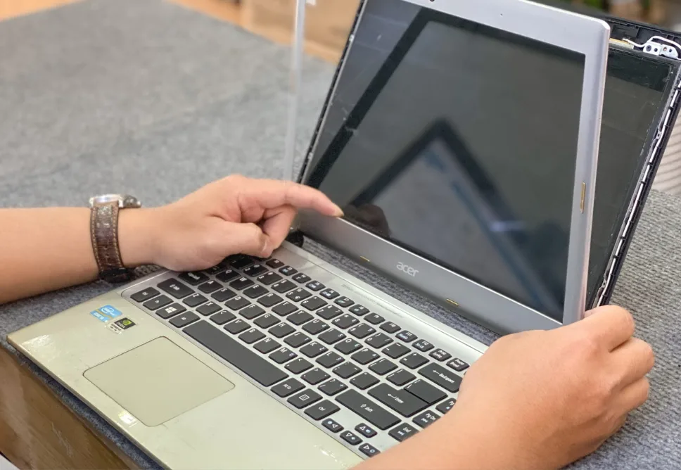 Địa Chỉ Sửa Laptop Bị Sọc Màn Hình Quận 12 Tận Nơi