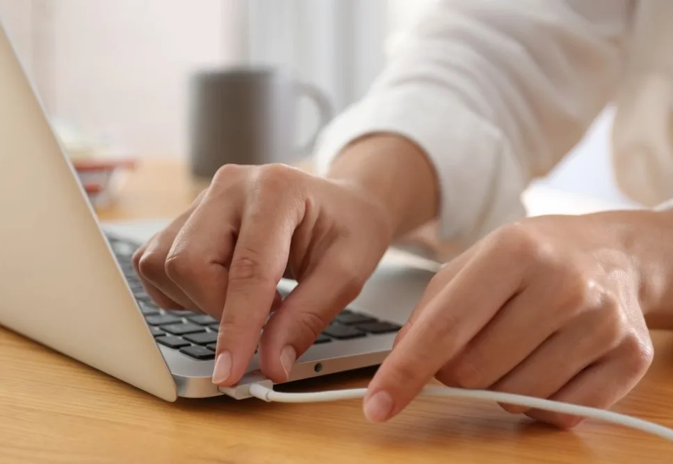 Địa Chỉ Sửa Laptop Không Sạc Pin TPHCM Giá Rẻ