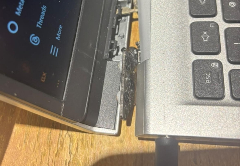 Thay Bản Lề Laptop Tận Nơi Uy Tín Ở Quận 7