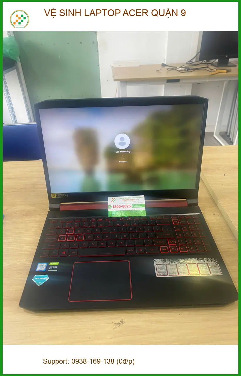 Chú Tân kỹ sư xây dựng bận rộn review trung tâm vệ sinh laptop Acer Quận 9