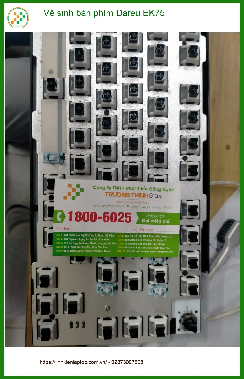 Cô Trúc nhân viên văn phòng review vệ sinh bàn phím Dareu EK75 Quận 12 ảnh thực tế 1
